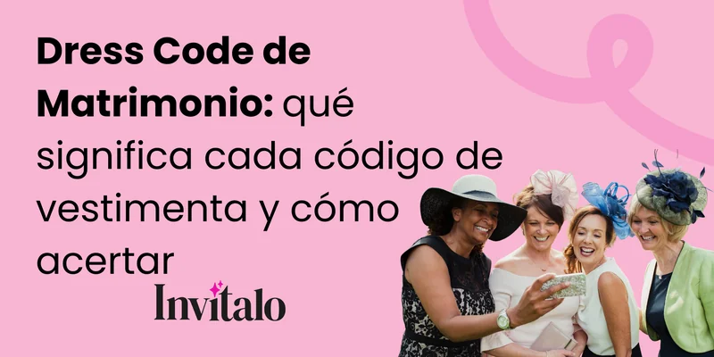 Grupo de mujeres elegantes con sombreros y vestidos formales sonriendo en un evento, representando los distintos códigos de vestimenta para un matrimonio — Guía de dress code por Invítalo