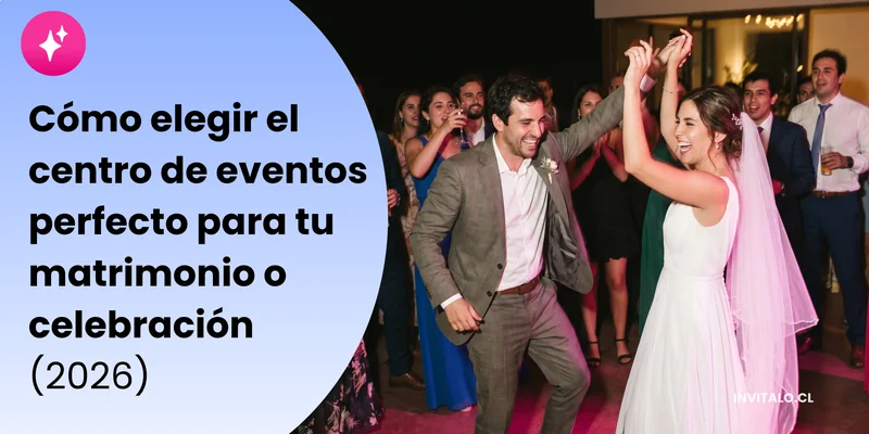 Pareja de recién casados bailando junto a sus invitados durante la celebración de su matrimonio en un centro de eventos en Chile.