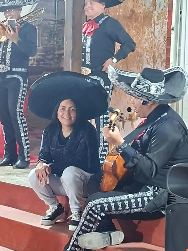 Mariachi un Poco Loco