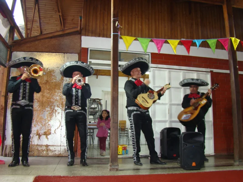 Mariachi un Poco Loco
