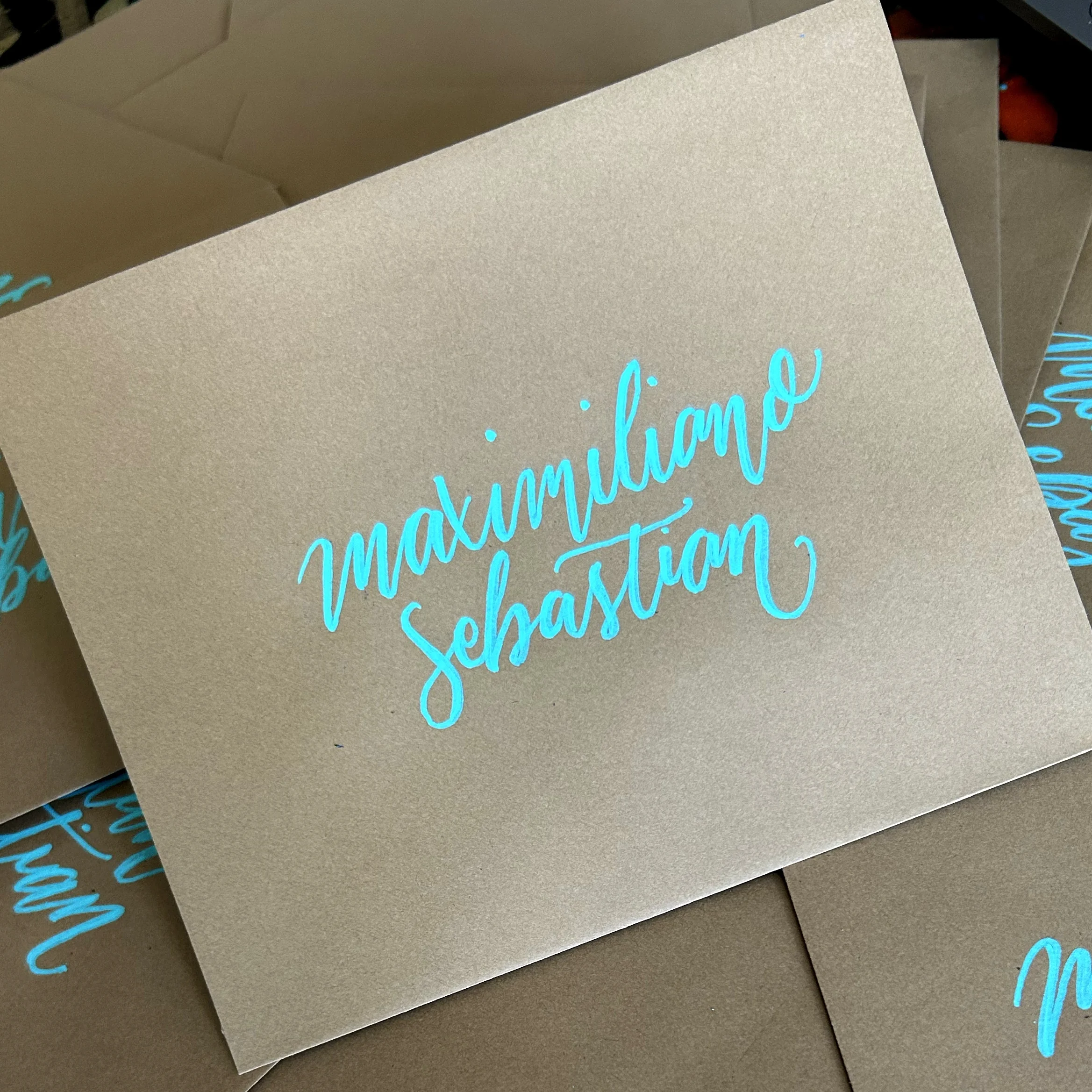 Invitaciones y sobres escritos a mano