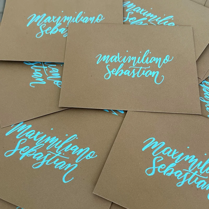 Invitaciones y sobres escritos a mano