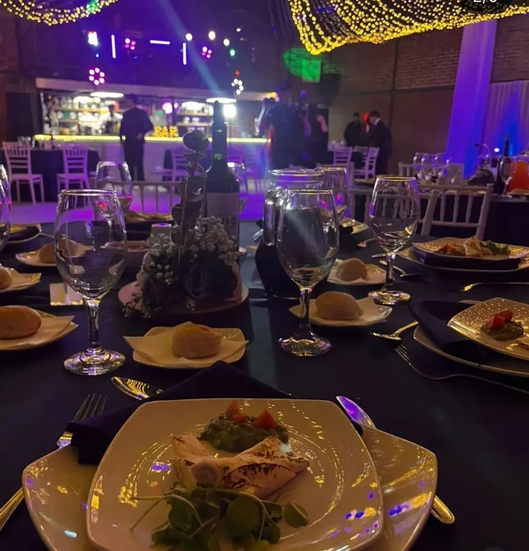 Arriendo de vajilla. Mesas y sillas. De todo tipo de muebleria y vajilla para tu fiesta con despacho