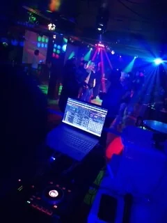 Servicio de DJ , amplificación e iluminación, karaoke