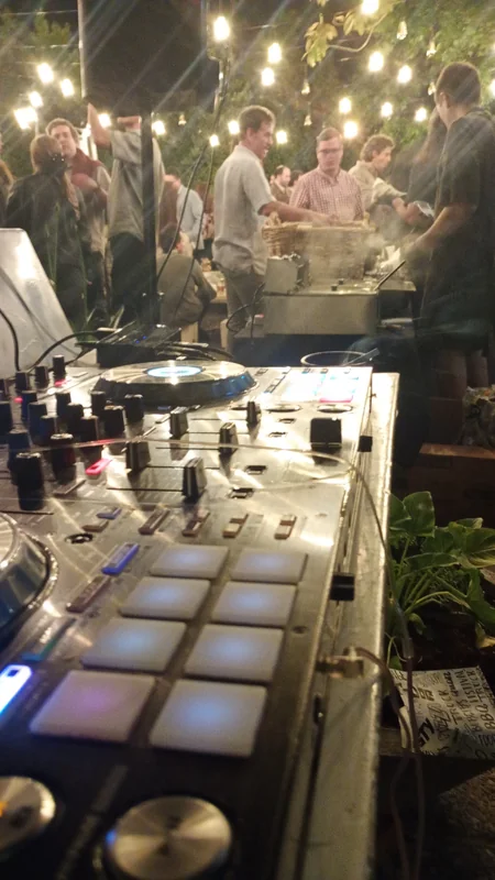 Musicalización para todo tipo de celebraciones, DJS expertos, iluminación y sonido de calidad, videomix y karaoke, adaptado al público y estilo de cada evento.