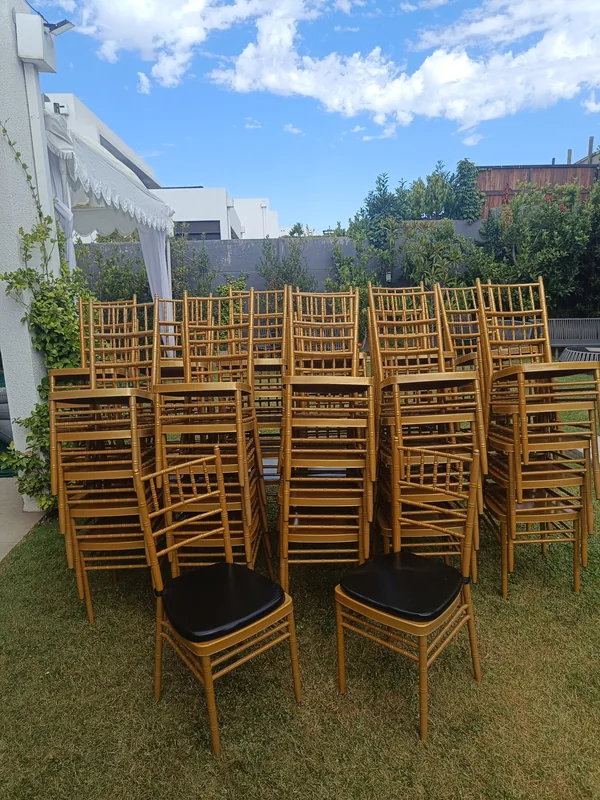 sillas chiavari metálicas doradas con cojín 