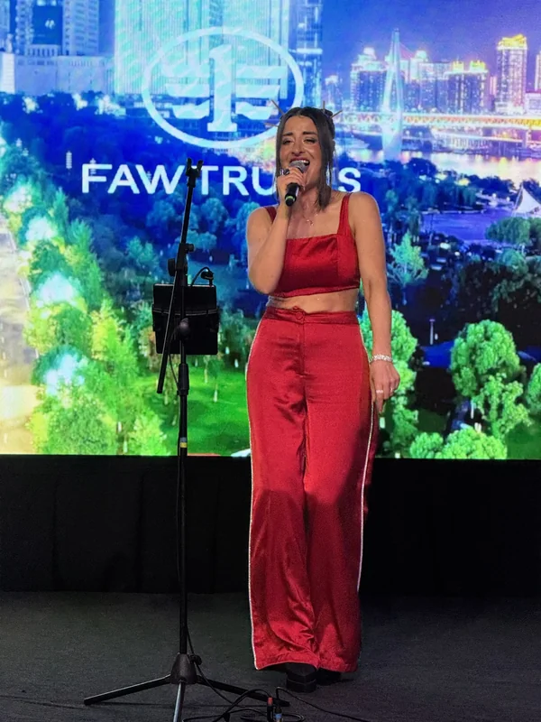 Cata Pavez cantante