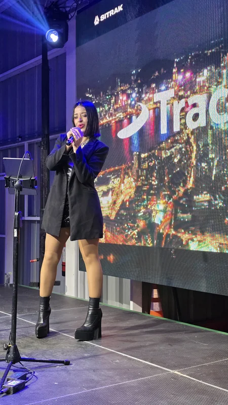 Cata Pavez cantante