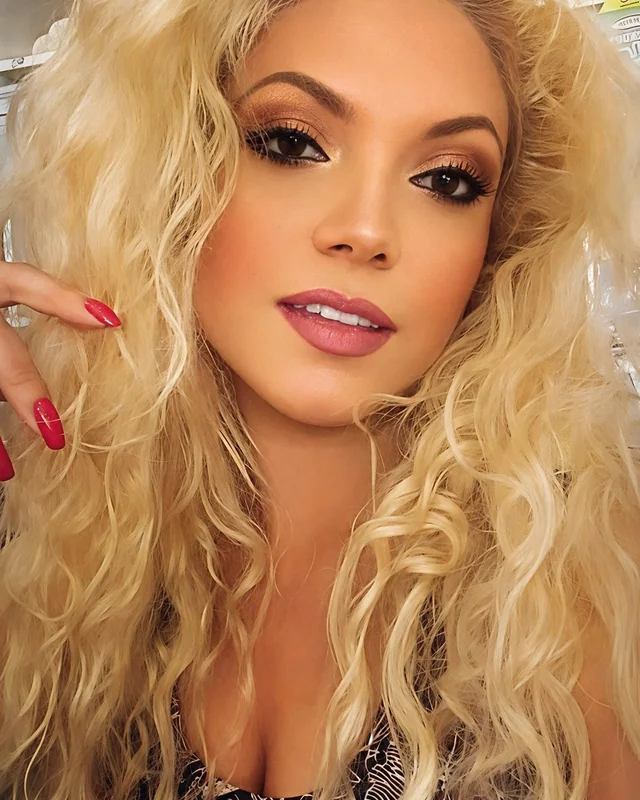 Doble Oficial de Shakira