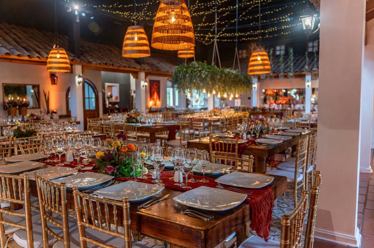 Centro de eventos + banquetería. Todo incluido