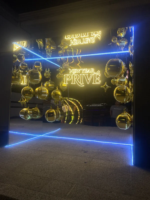 Arriendo de Cabina espejada para decoración en eventos 