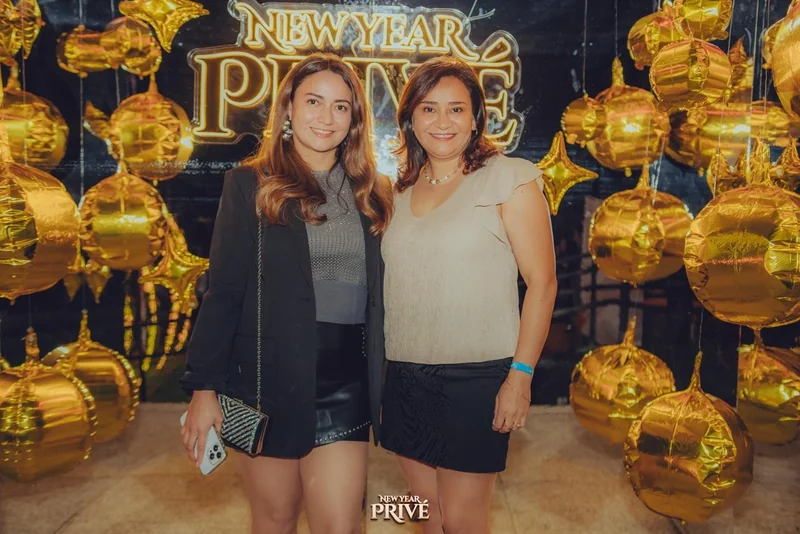 Arriendo de Cabina espejada para decoración en eventos 